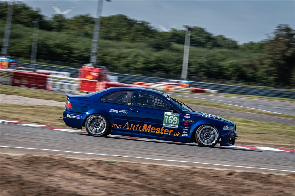 Henrik Eilertsens led under en defekt styreboks i den nybyggede BMW M3 E46.
(Foto: Boxengasse)